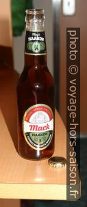 Bouteille de bière norvégienne Mack Haakon. Photo © Alex Medwedeff