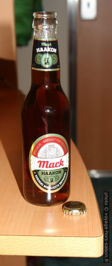 Bouteille de bière norvégienne Mack Haakon. Photo © Alex Medwedeff