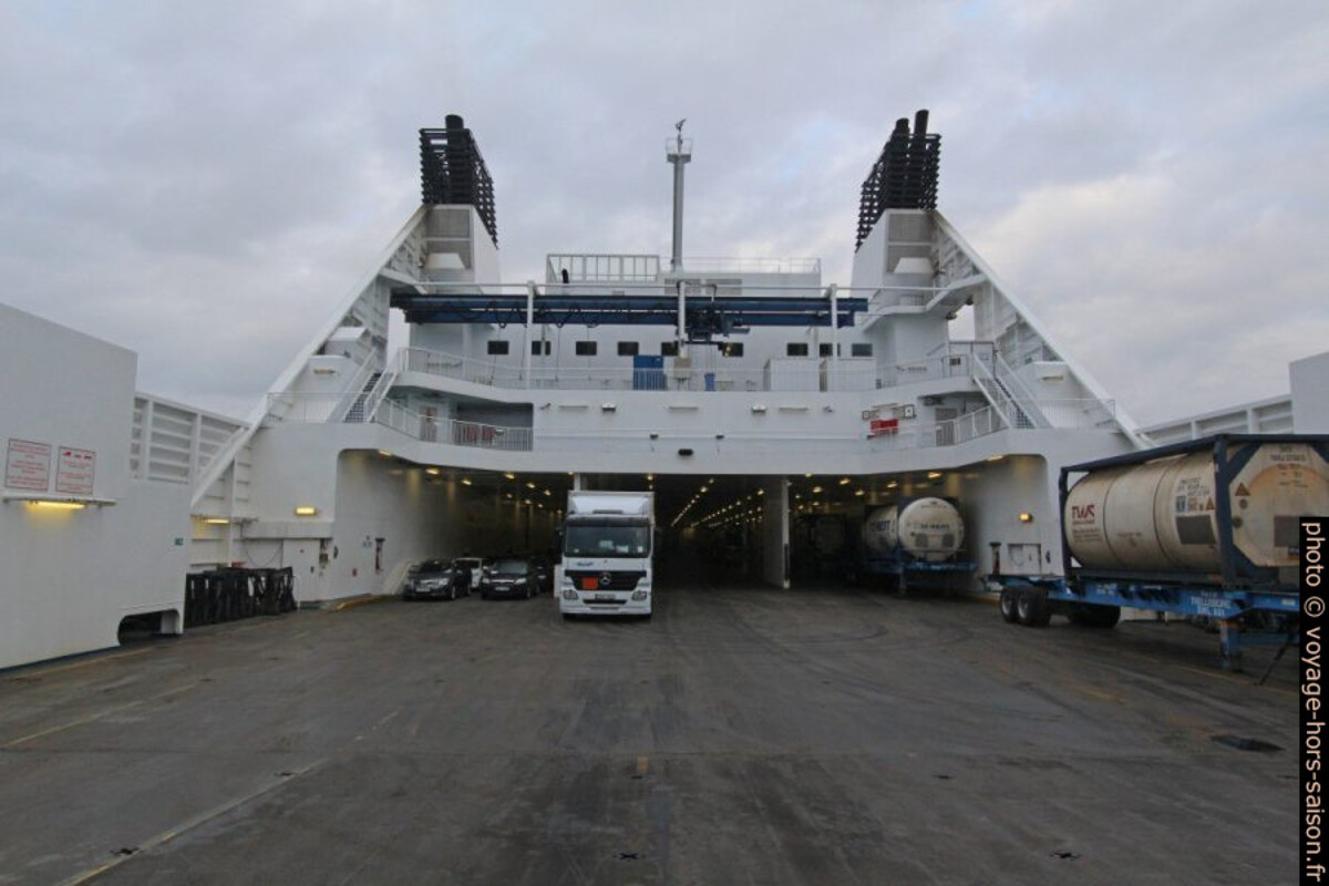 Pont à véhicules ouvert du ferry Nils Holgerson de la TT-Line. Photo © André M. Winter
