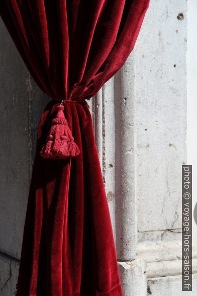 Rideaux de velours de l'église d'Auronzo. Photo © Alex Medwedeff