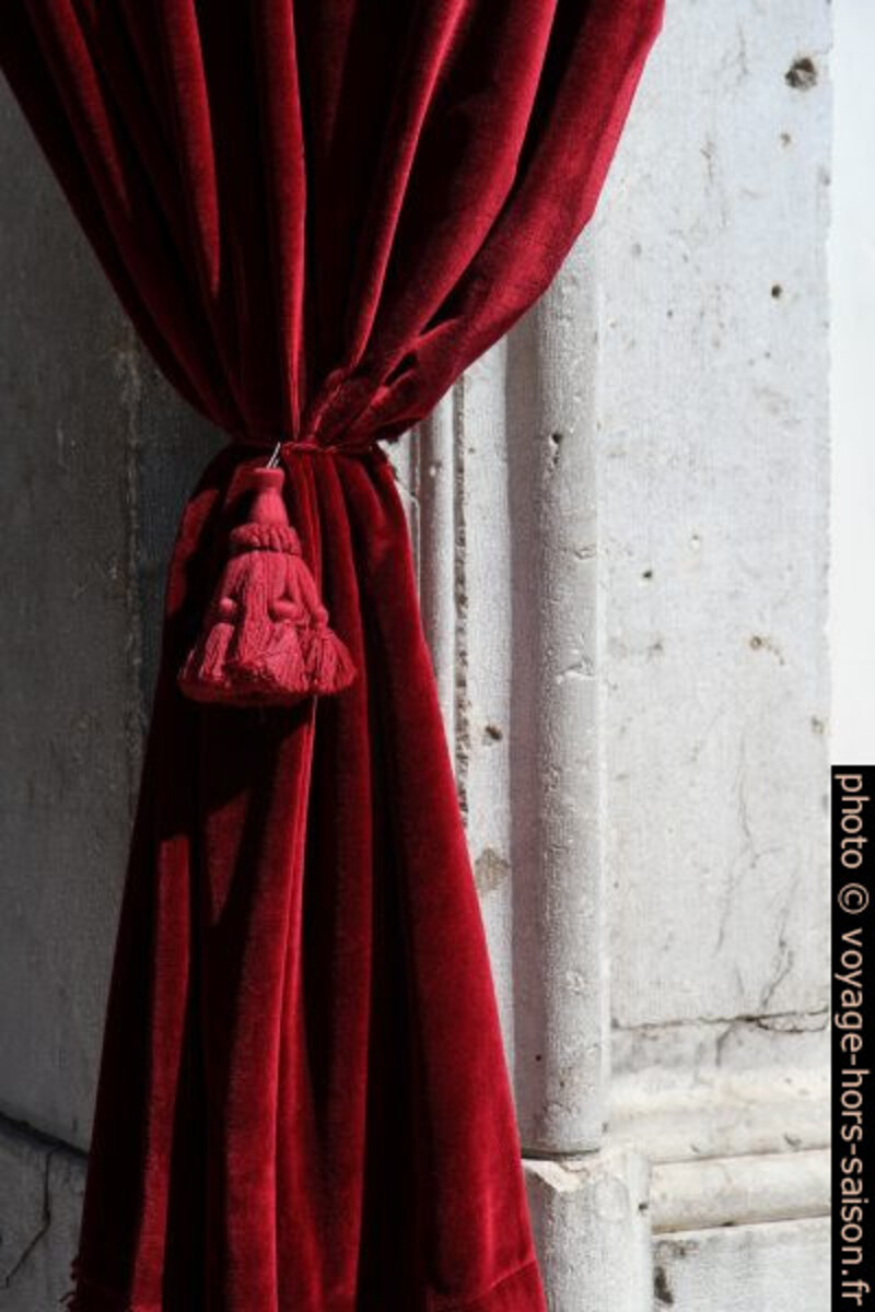 Rideaux de velours de l'église d'Auronzo. Photo © Alex Medwedeff