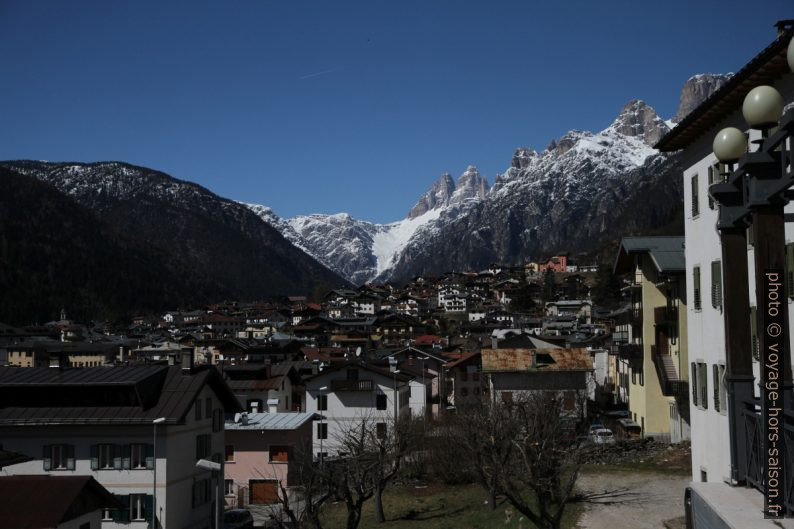 Vue d'Auronzo vers les Dolomites de Sesto. Photo © Alex Medwedeff