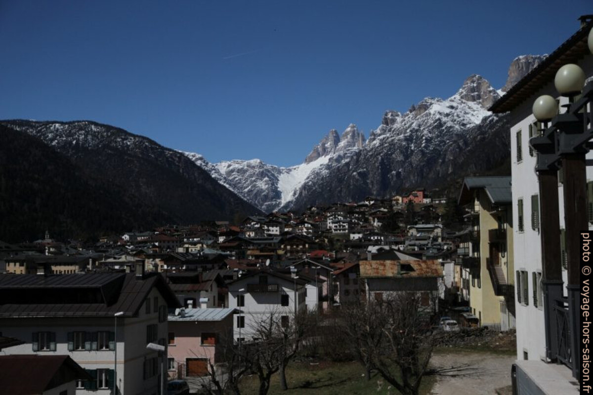 Vue d'Auronzo vers les Dolomites de Sesto. Photo © Alex Medwedeff