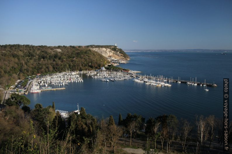 Porto di Sistiana e il Torre piezometrica. Photo © Alex Medwedeff