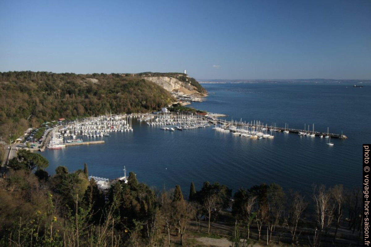 Porto di Sistiana e il Torre piezometrica. Photo © Alex Medwedeff