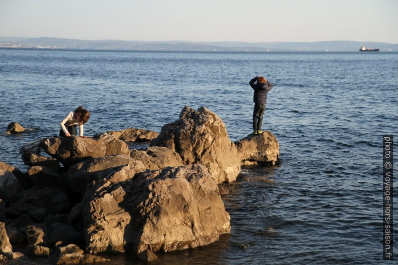 Des filles grimpent sur les rochers. Photo © Alex Medwedeff