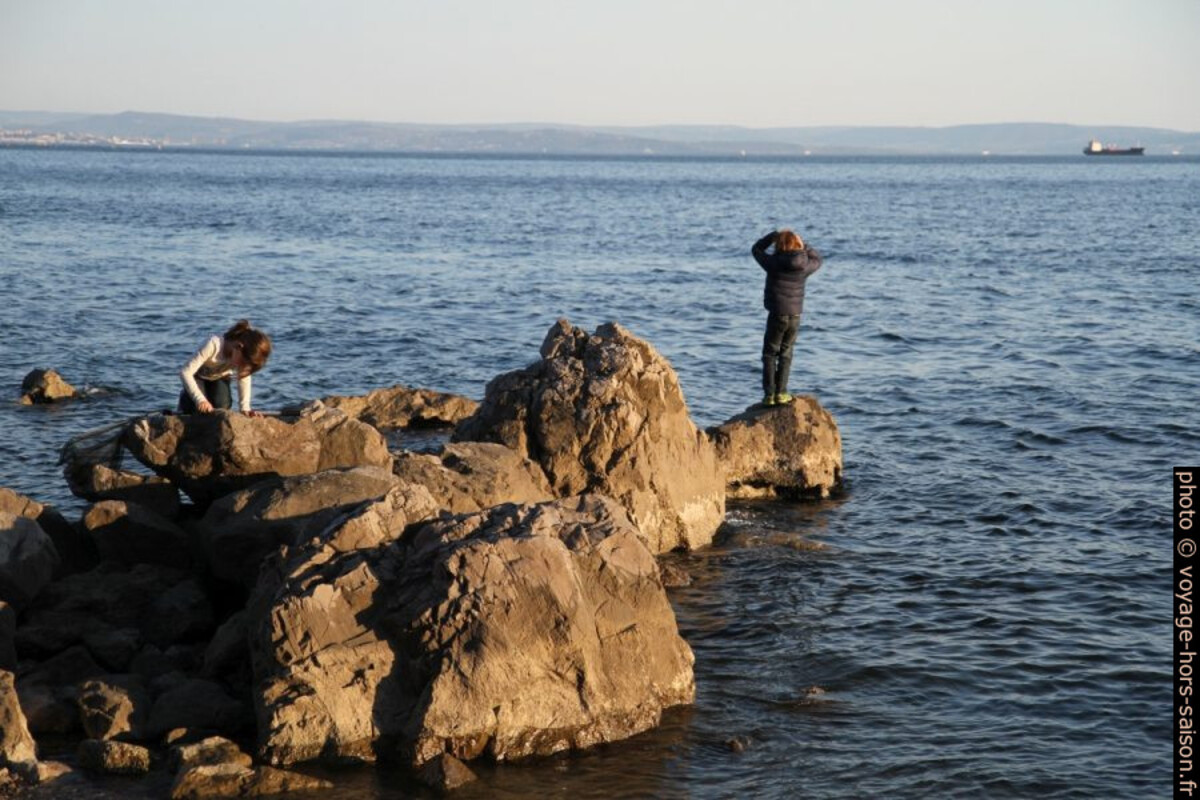 Des filles grimpent sur les rochers. Photo © Alex Medwedeff