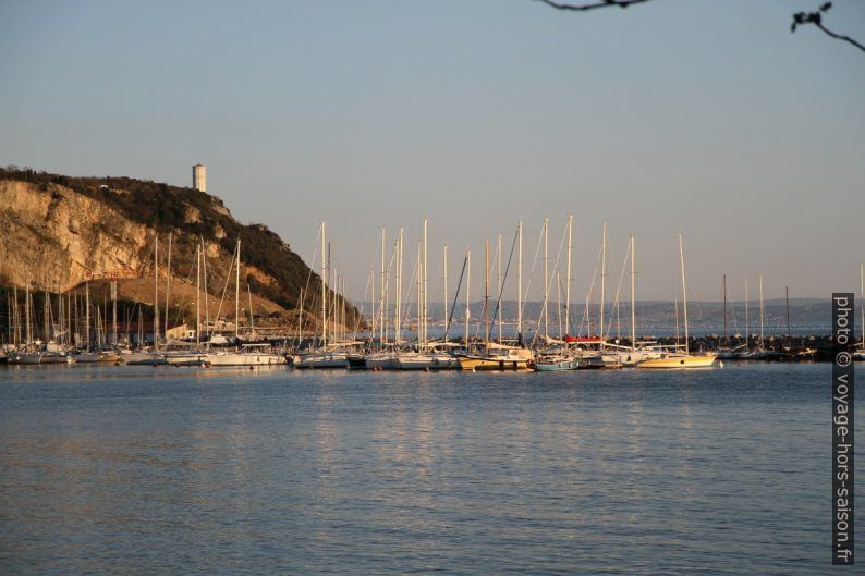 Voiliers au port et le château d'eau de Sistiana. Photo © Alex Medwedeff