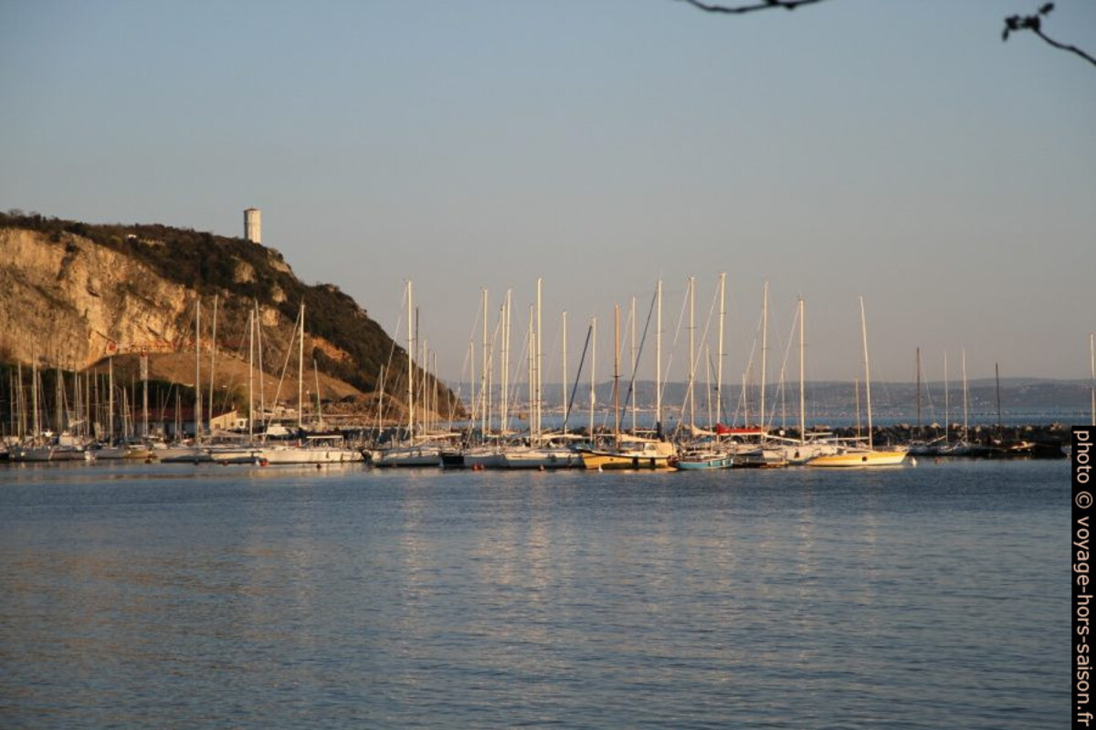 Voiliers au port et le château d'eau de Sistiana. Photo © Alex Medwedeff