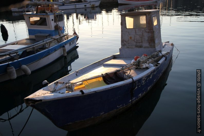 Bateaux de pèche très minces dans le port de Sistiana. Photo © Alex Medwedeff