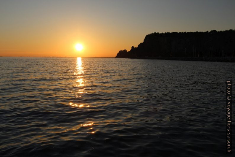 Château de Duino et la côte rocheuse lors du coucher du soleil. Photo © André M. Winter