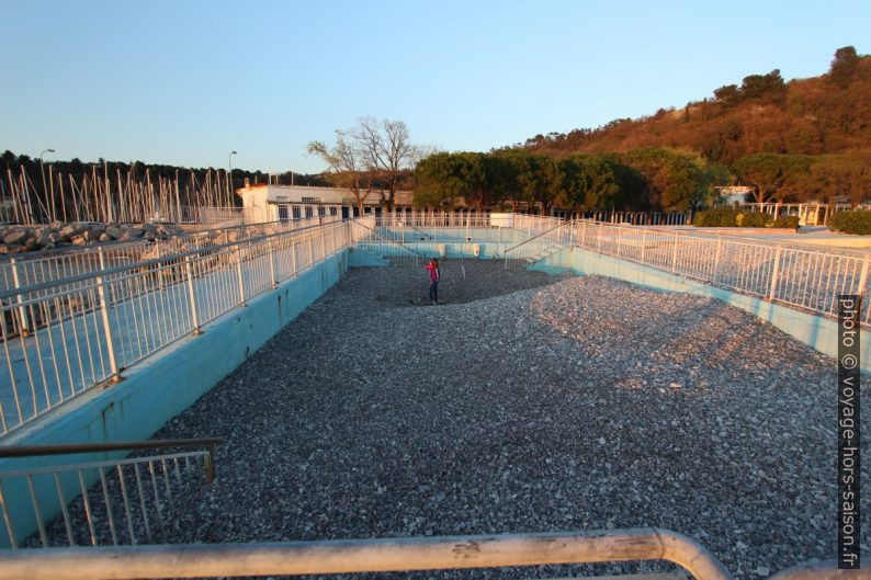 Piscine de Sistiana replie de galets. Photo © André M. Winter