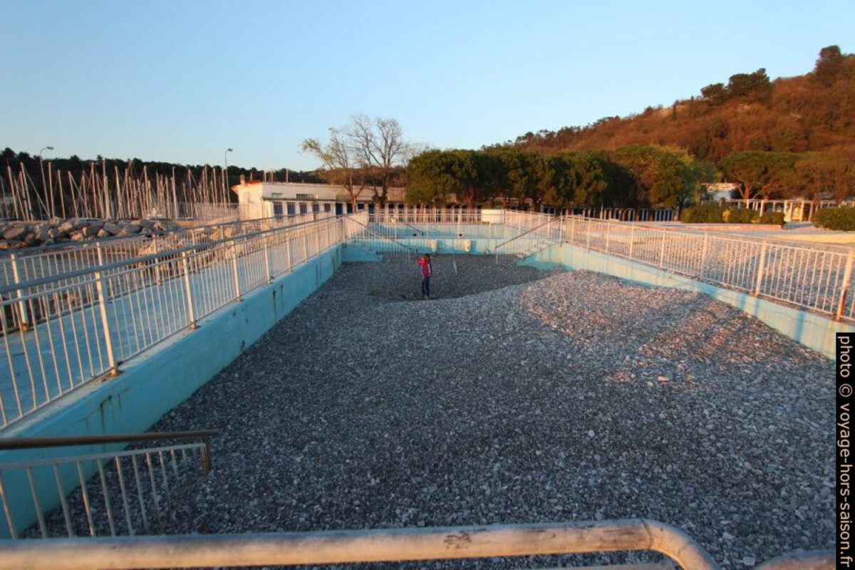 Piscine de Sistiana replie de galets. Photo © André M. Winter