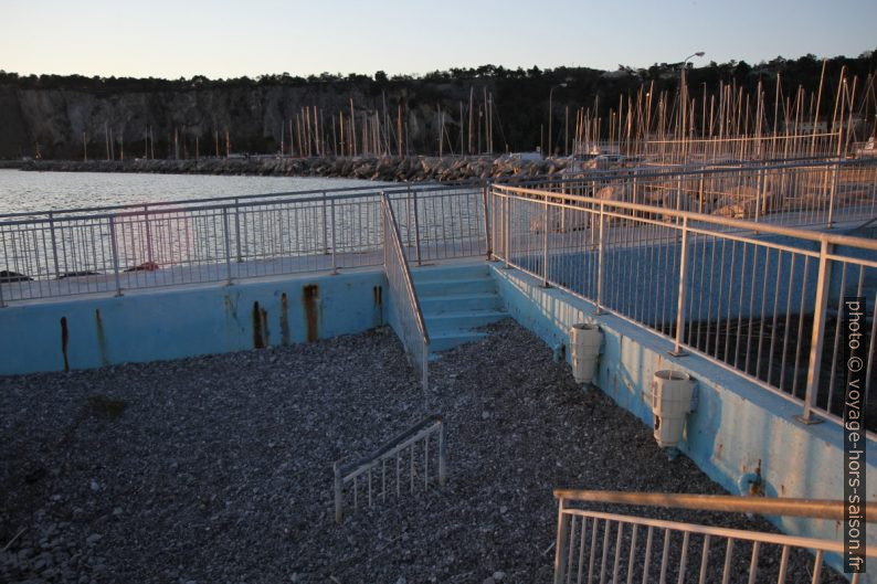 Piscine de Sistiana pleine de galets. Photo © Alex Medwedeff