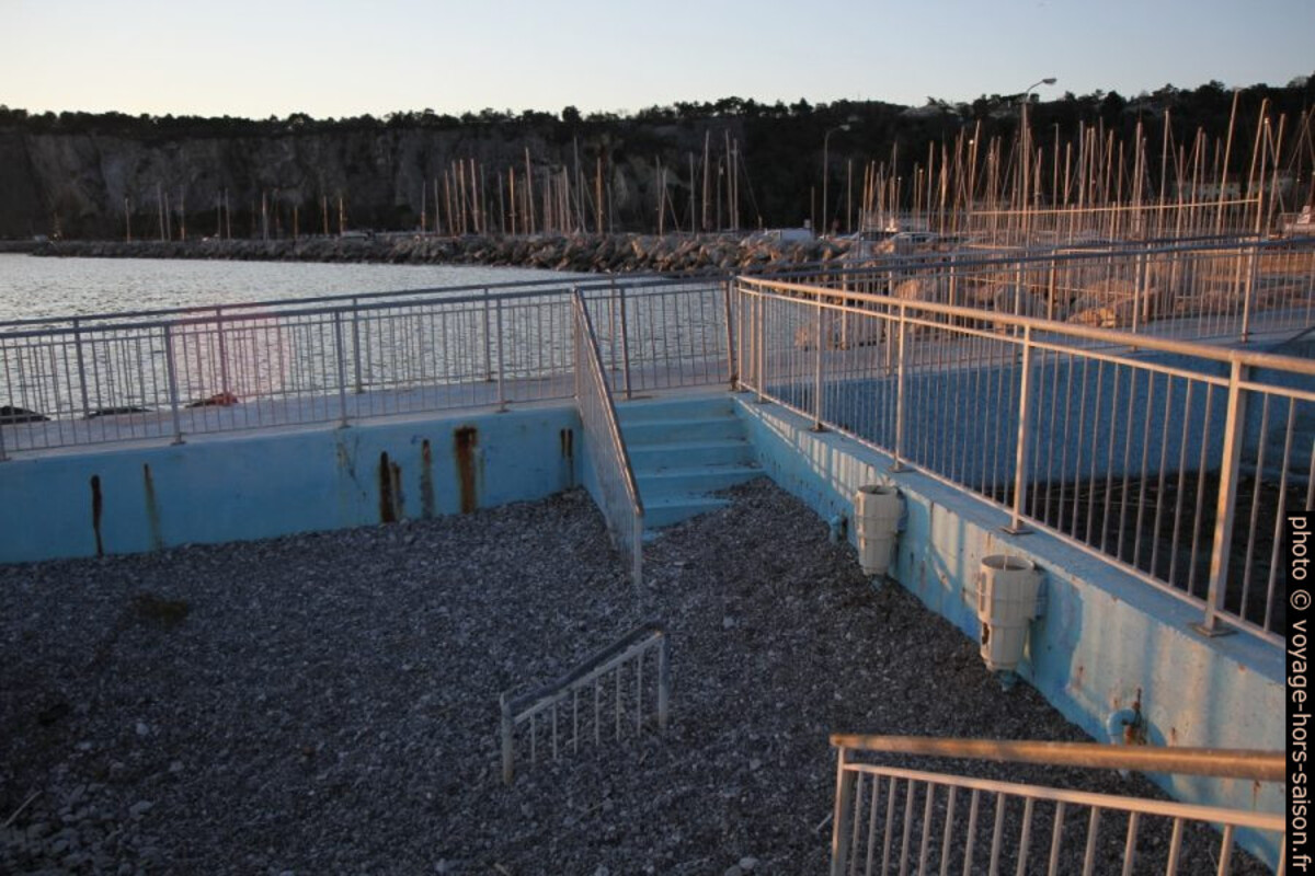Piscine de Sistiana pleine de galets. Photo © Alex Medwedeff