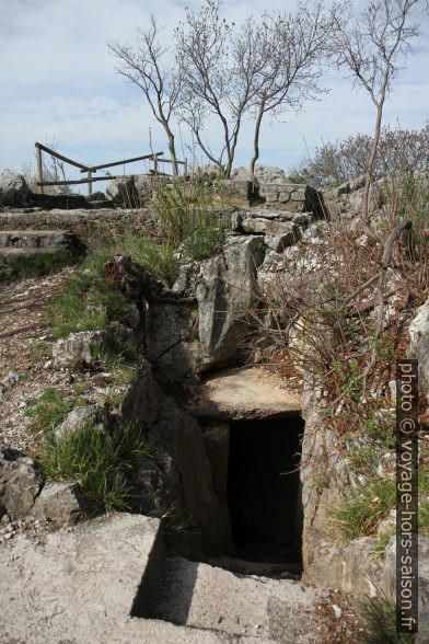 Accès à la casemate sur le Sientiero Rilke. Photo © Alex Medwedeff