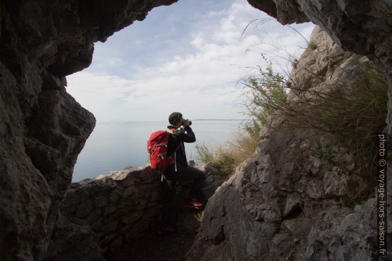 Alex photographiert de la casemate sur le Sentiero Rilke. Photo © André M. Winter