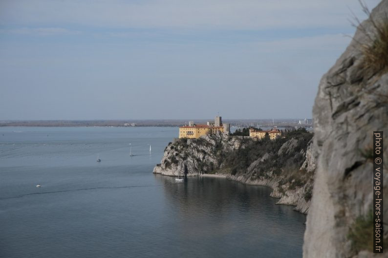 Le château de Duino vu d'une casemate dans la falaise. Photo © Alex Medwedeff