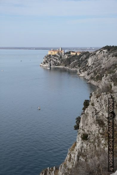 Falaise de Duino et le Castello di Duino. Photo © Alex Medwedeff