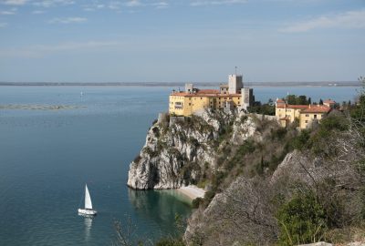 Le Château de Duino et la plage de déblais de la casemate. Photo © Alex Medwedeff