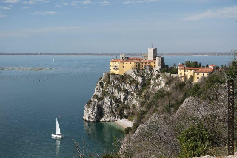 Le Château de Duino et la plage de déblais de la casemate. Photo © Alex Medwedeff