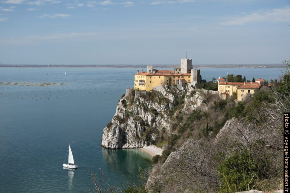 Le Château de Duino et la plage de déblais de la casemate. Photo © Alex Medwedeff