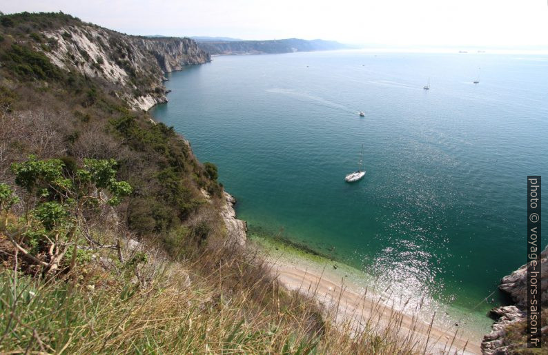 La plage sous le Château de Duino. Photo © André M. Winter