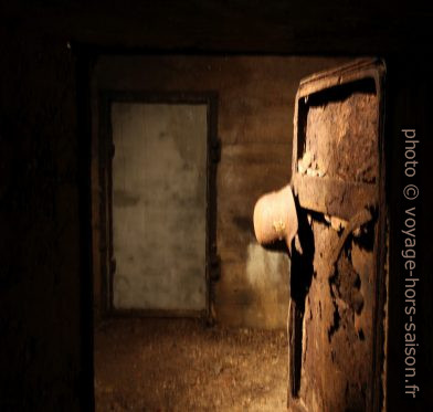 Casque militaire allemand et porte de la casemate dans le Château de Duino. Photo © André M. Winter