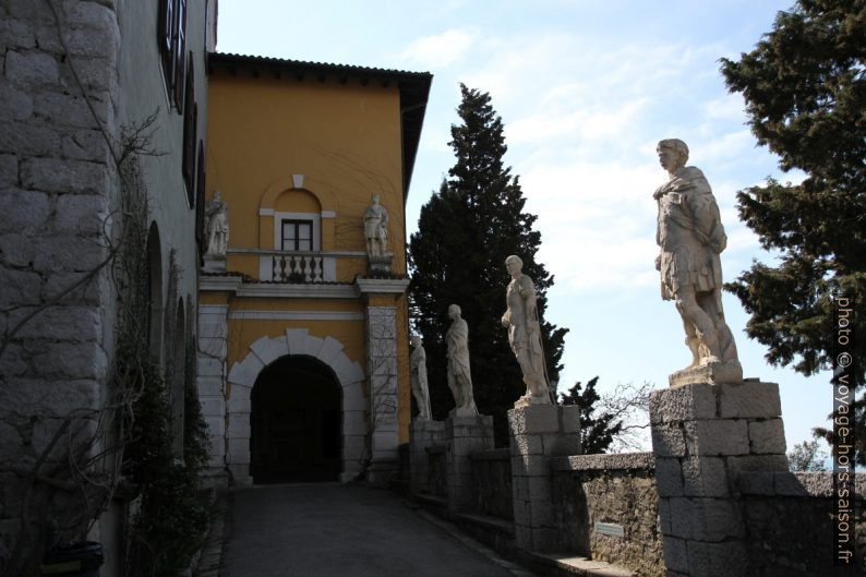 Accès au Château de Duino. Photo © Alex Medwedeff