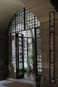 Porte en fer forgé du Château de Duino. Photo © Alex Medwedeff