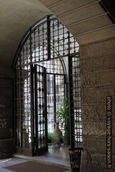 Porte en fer forgé du Château de Duino. Photo © Alex Medwedeff