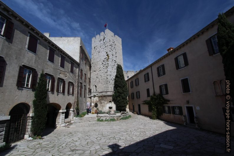 Cour et tour fortifiée de Duino. Photo © André M. Winter