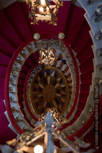 Vue vers le bas dans l'escalier oval palladien du Château de Duino. Photo © Alex Medwedeff