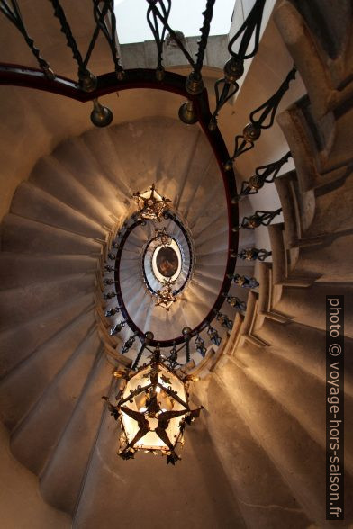 Vue vers le haut dans l'escalier circulaire palladien du Château de Duino. Photo © André M. Winter