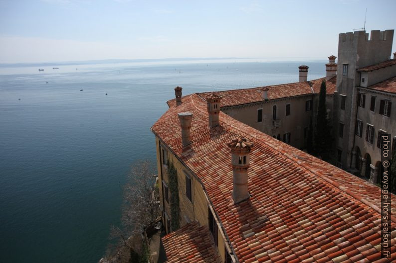 Toit, cheminées et la tour fortifiée du Château de Duino. Photo © Alex Medwedeff