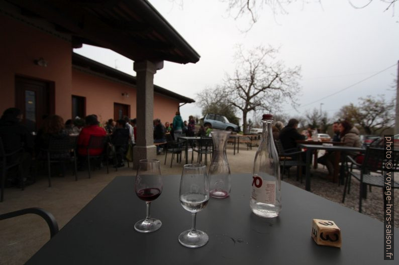 Terrasse de l'smiza Pernarcich à Medeazza. Photo © André M. Winter