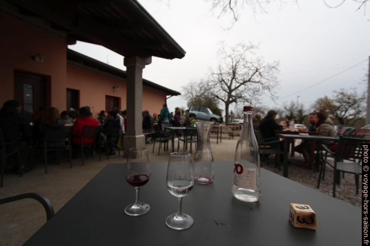 Terrasse de l'smiza Pernarcich à Medeazza. Photo © André M. Winter