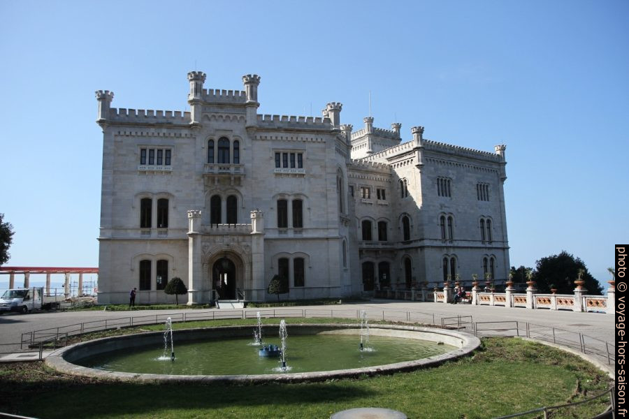 Fontaine et façade nord du Castello di Miramare. Photo © Alex Medwedeff