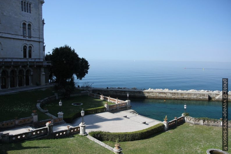 Escalier du petit port de Miramare. Photo © Alex Medwedeff