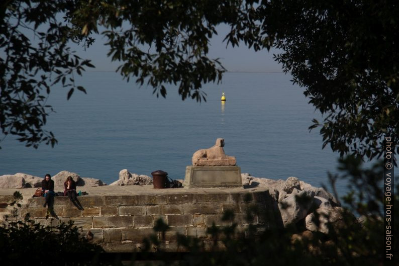 Deux jeunes femmes et un sphinx sur le môle de Miramare. Photo © André M. Winter