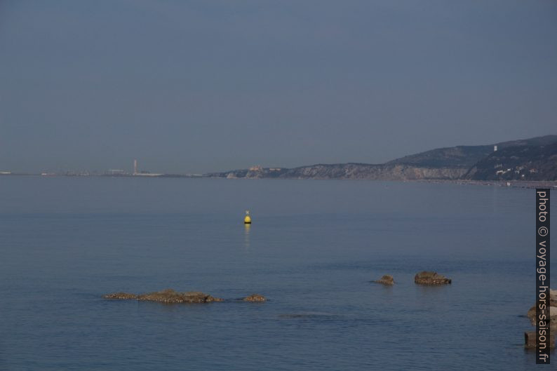 Vue vers le Château de Duino et Monfalcone. Photo © André M. Winter