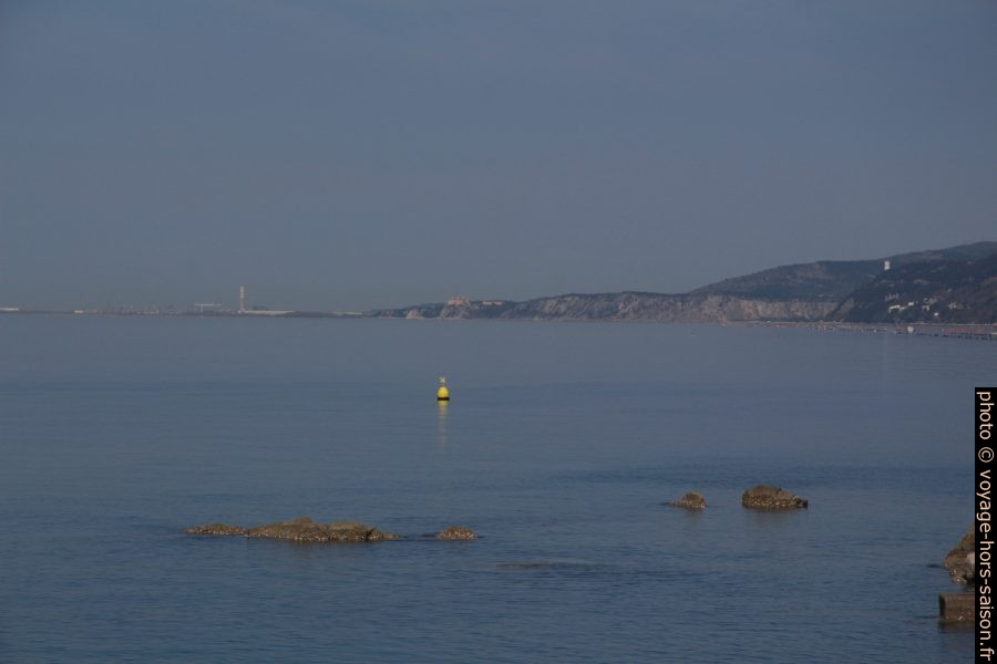 Vue vers le Château de Duino et Monfalcone. Photo © André M. Winter