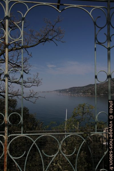 Vue par une pergola du Parco di Miramare sur la mer. Photo © Alex Medwedeff