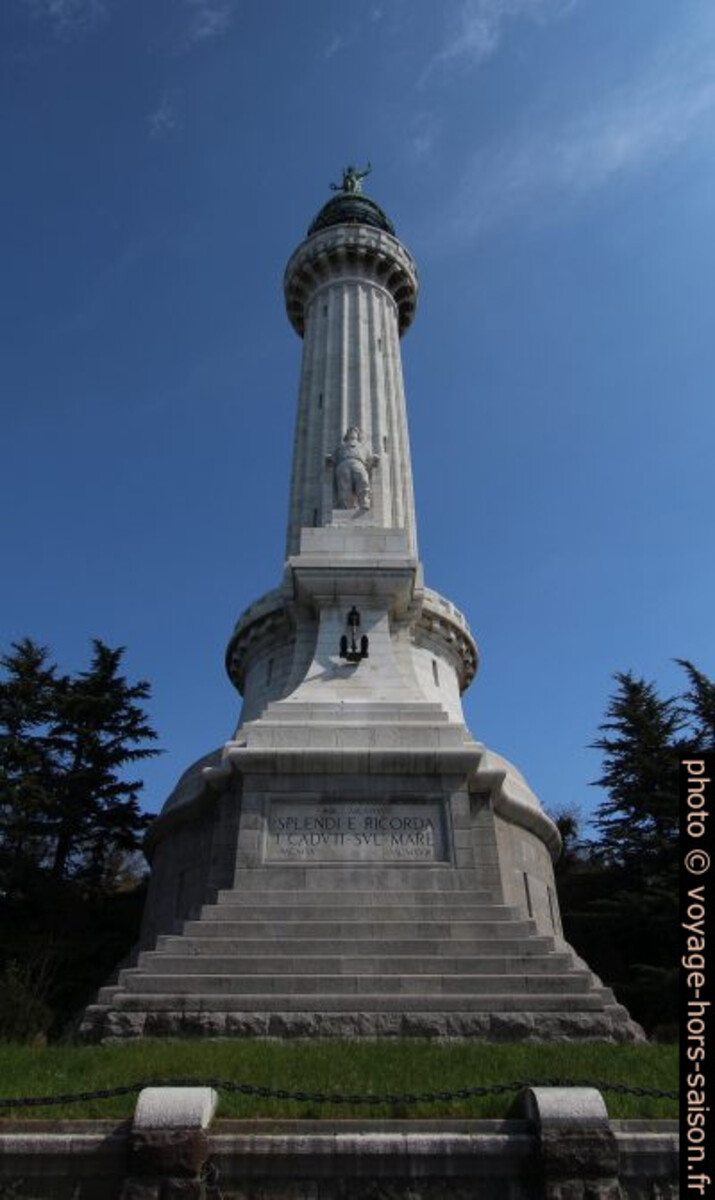 Faro della Vittoria vu de face. Photo © André M. Winter