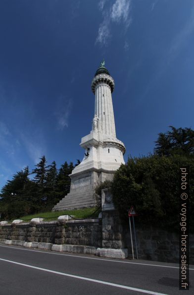 Faro della Vittoria vu de la route. Photo © André M. Winter