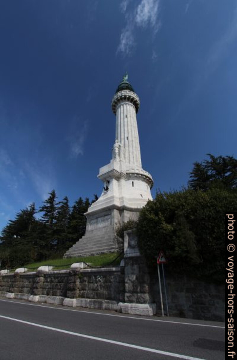 Faro della Vittoria vu de la route. Photo © André M. Winter