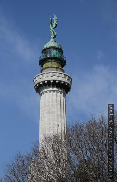 Lanterne surmonté d'une statue du Faro della Vittoria. Photo © Alex Medwedeff