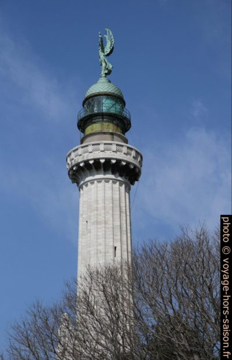 Lanterne surmonté d'une statue du Faro della Vittoria. Photo © Alex Medwedeff