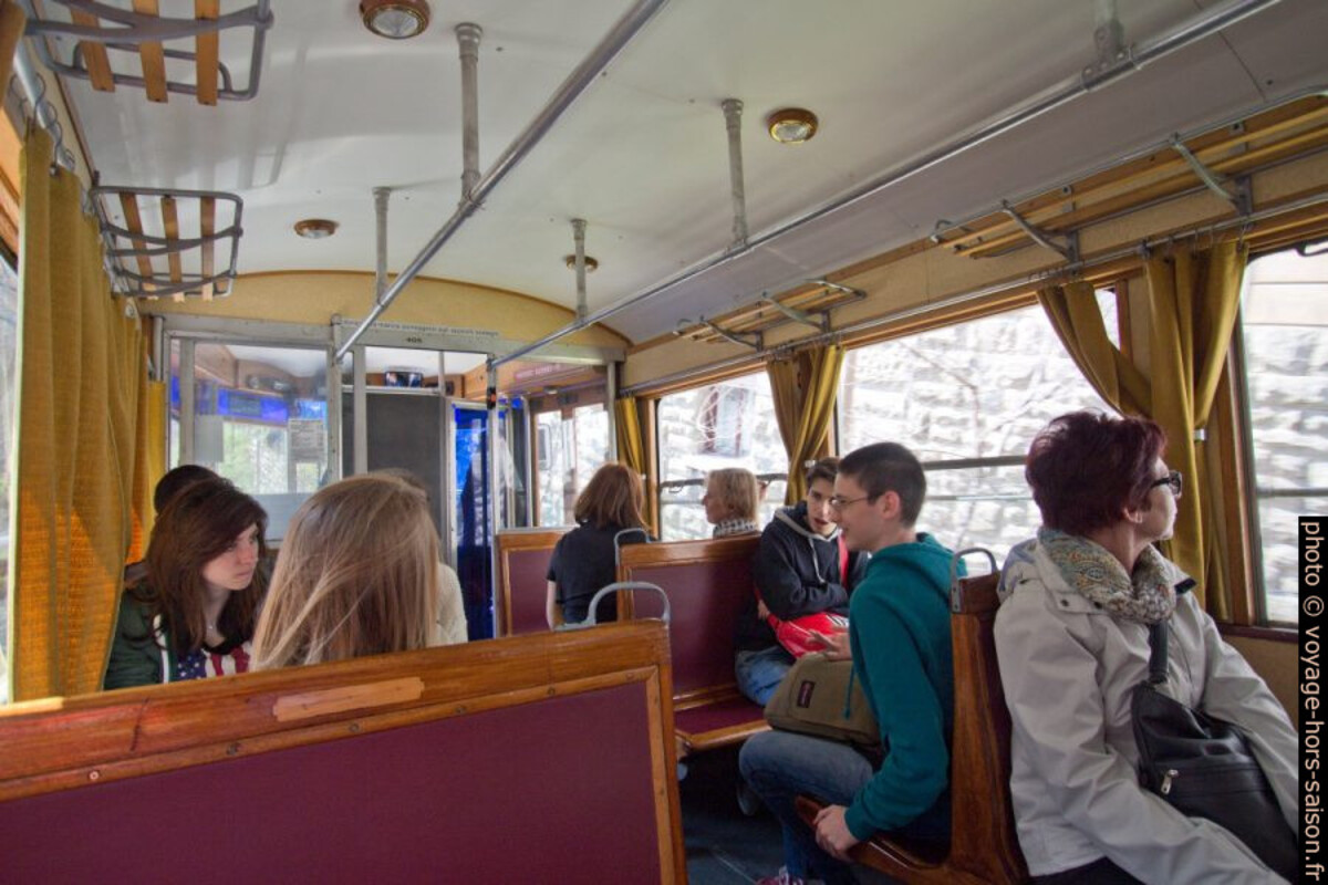 L'intérieur de la motrice n° 405 du tramway d'Opicina datant de 1935. Photo © André M. Winter