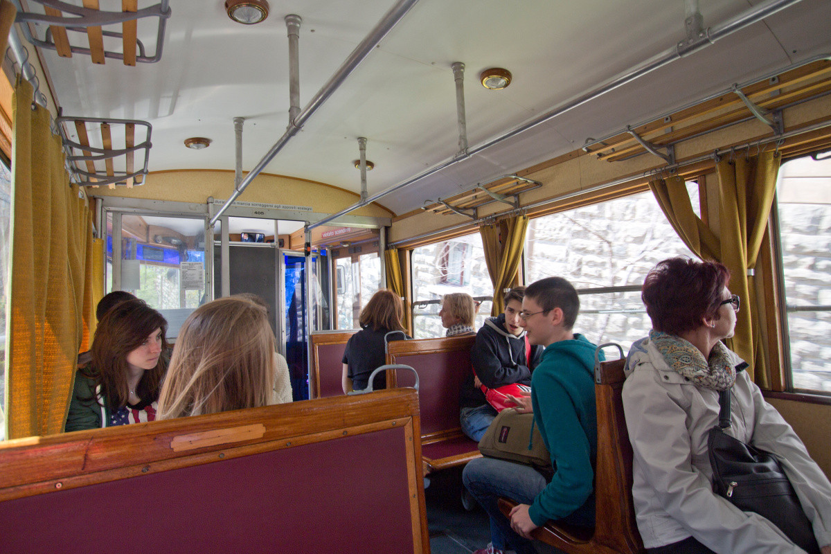 L'intérieur de la motrice n° 405 du tramway d'Opicina datant de 1935. Photo © André M. Winter